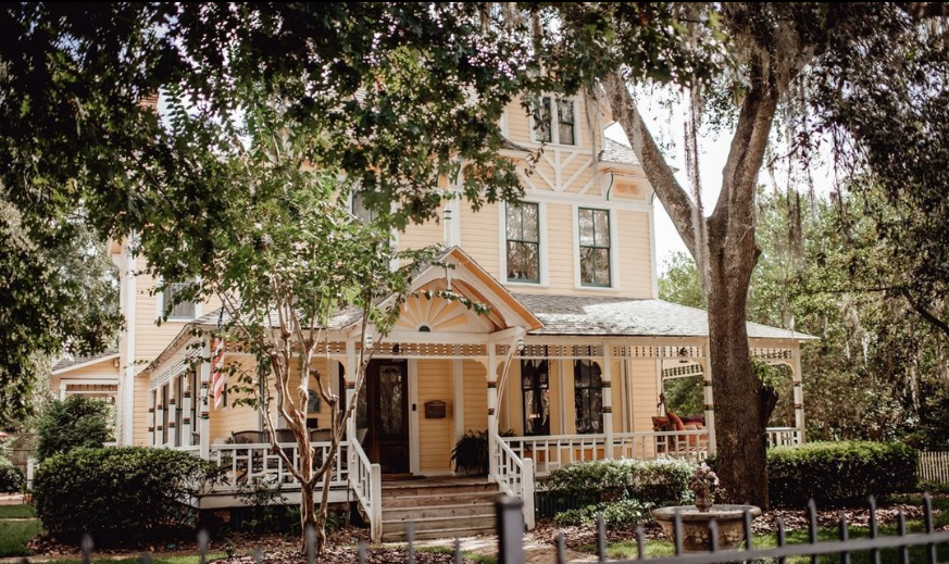 Laureal_oak-Inn_front_with-trees